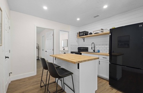 River District Apartamento | The Surf Suite | Dog | Near AMI | Near IMG | Patio | TV