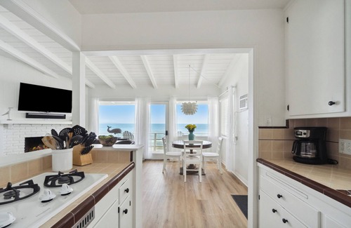 Eastern Malibu Casa | Malibu Carbon Beach Oceanfront Bungalow Ocho