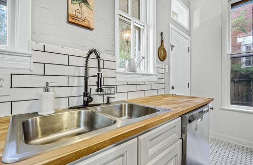Harrisburg - Hershey Casa | The Swallow House - 3BR, *HOT TUB*, Midtown HBG