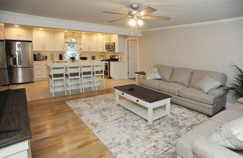 Portage Casa | The Swan- The best place to stay in Portage Beautiful 4-Bed 2-Bath House