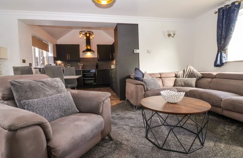 Eshton Cabaña | THE SWANS NEST LOCK VIEW, pet friendly, with hot tub in Gargrave