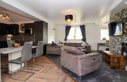 Eshton Cabaña | THE SWANS NEST LOCK VIEW, pet friendly, with hot tub in Gargrave