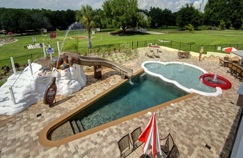 Clermont Casa | The Sweet Escape Mansion tiene capacidad para 52 personas y es como tu parque temático PROPIO.