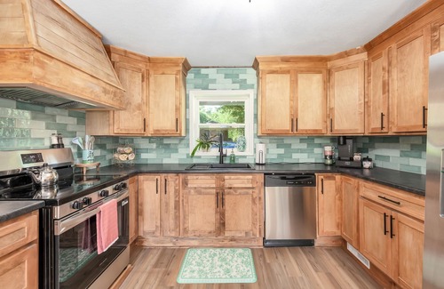 Jackson Casa | The Sweet Pea 3BD 2BA Cozy, Stylish Stay Just Minutes from I-40 & Everything