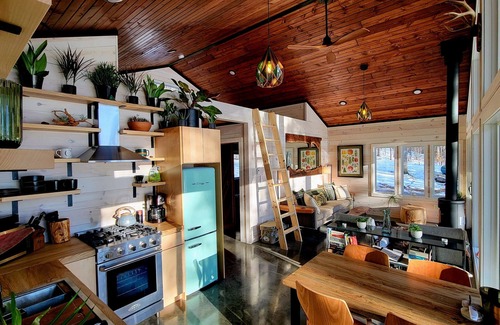 Hayward Chalet De Esquí | The Sylvan Chalet, Modern, Lakefront, Private, Refined, Close to Trails,