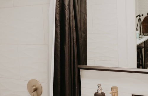 Fredericksburg Cabina | The Syrah-Country Meets Glam