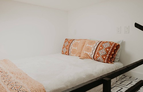Fredericksburg Cabina | The Syrah-Country Meets Glam