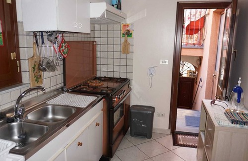 Centuripe Apartamento | "La Sartoria" detached, central apartment with bike room.