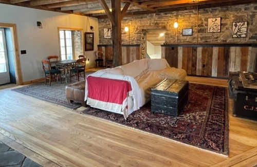 Essex Apartamento | The Tavern Apartment overlooks majestic Lake Champlain.
