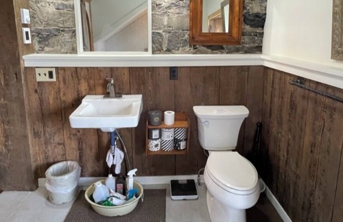 Essex Apartamento | The Tavern Apartment overlooks majestic Lake Champlain.