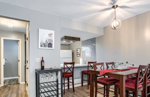 Midtown - Westport Casa | The Teal Townhouse Near KU Med and Central to Many KC Landmarks/Attractions