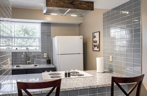Midtown - Westport Casa | The Teal Townhouse Near KU Med and Central to Many KC Landmarks/Attractions