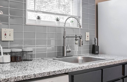 Midtown - Westport Casa | The Teal Townhouse Near KU Med and Central to Many KC Landmarks/Attractions