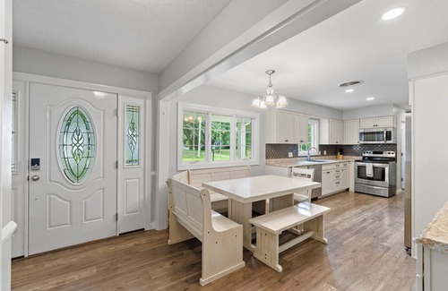 Fort Wayne Casa | The "Team House", large home near SportOne Sleeps 26+