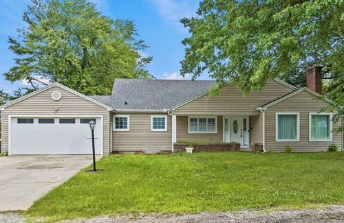 Fort Wayne Casa | The "Team House", large home near SportOne Sleeps 26+