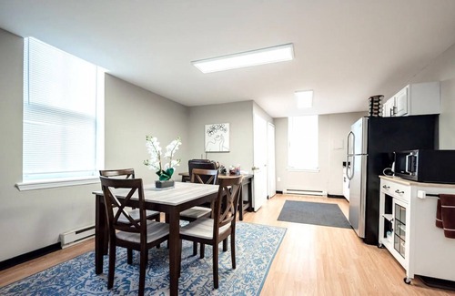 Wilmington Apartamento | The Terrace at Park Place 2nd Floor Walk up -cozy 2 Bedroom Fast Wifi Free Coffee