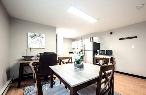 Wilmington Apartamento | The Terrace at Park Place 2nd Floor Walk up -cozy 2 Bedroom Fast Wifi Free Coffee