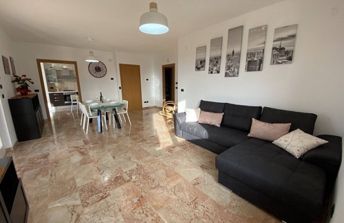 Torri del Benaco Villa | Villa con gran terraza con vista al lago.