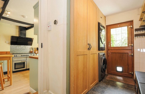 Crediton Cabaña | THE THATCHED COTTAGE, pet friendly, with hot tub in Crediton