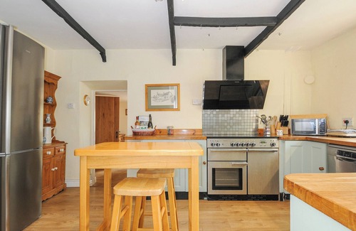 Crediton Cabaña | THE THATCHED COTTAGE, pet friendly, with hot tub in Crediton
