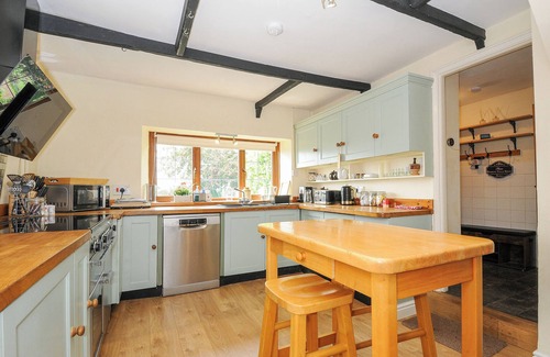 Crediton Cabaña | THE THATCHED COTTAGE, pet friendly, with hot tub in Crediton