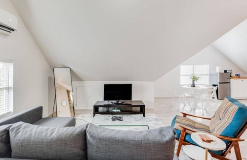 Washington Heights Apartamento | The Third Floor A-Frame with King Bed
