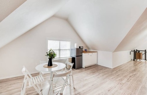 Washington Heights Apartamento | The Third Floor A-Frame with King Bed
