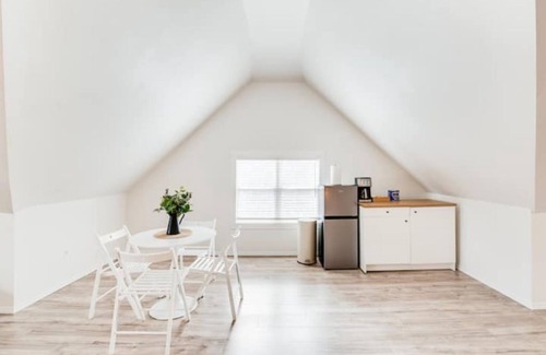 Washington Heights Apartamento | The Third Floor A-Frame with King Bed