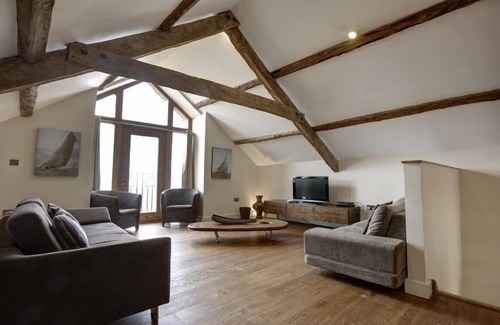 Pistyll Cabaña | The Threshing Barn - una península de llyn con capacidad para 6 personas en 3 habitaciones