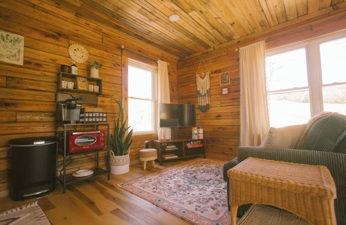Elizabethton Cabina | The Thru-Hiker: A Tiny Cabin in Appalachia, less than 5 miles from the AT!