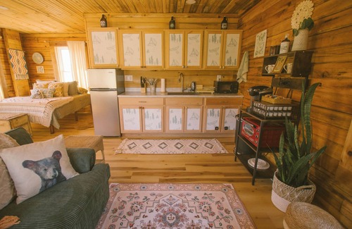 Elizabethton Cabina | The Thru-Hiker: A Tiny Cabin in Appalachia, less than 5 miles from the AT!
