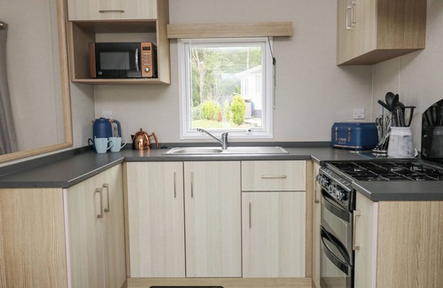 Llanarth Cabaña | THE TIDDLER, pet friendly, with a garden in Llanarth
