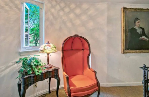 Jamestown Casa | The Tinkham Room at The Oaks Hotel-2 Twin Beds