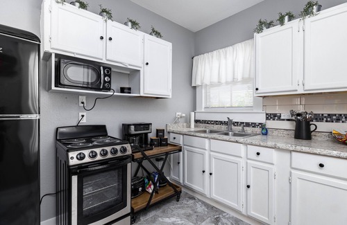 Near East Side Cabaña | The Tiny-Alamo, 1937-built Cottage near Alamodome