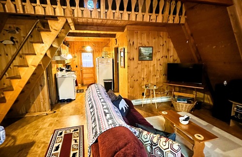 Jay Cabina | The Toasty Chalet - minutes from Whiteface Mt! Dogs welcome!