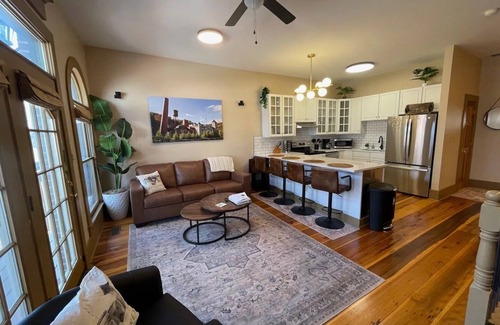 Versailles Apartamento | The Top Shelf on the Bourbon Trail in Historical Downtown Versailles