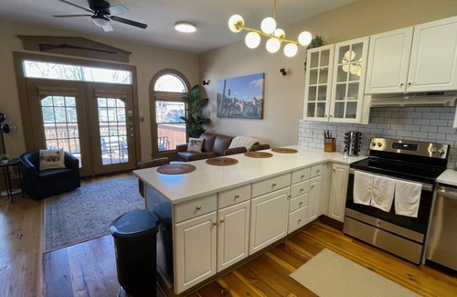 Versailles Apartamento | The Top Shelf on the Bourbon Trail in Historical Downtown Versailles