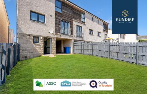Dundee Apartamento | THE TOWNHOUSE, 4 Rooms Large Beds with TV's, Poker Table, Fully Equipped, Easy Ring-Road Access, Parking, WiFi, 5 MINS TO CITY CENTRE - Long Stays, INVOICE and REDUCED PRICE are only via SUNRISE SHORT LETS Dundee