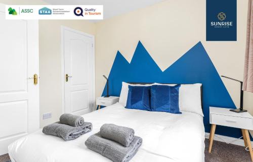 Dundee Apartamento | THE TOWNHOUSE, 4 Rooms Large Beds with TV's, Poker Table, Fully Equipped, Easy Ring-Road Access, Parking, WiFi, 5 MINS TO CITY CENTRE - Long Stays, INVOICE and REDUCED PRICE are only via SUNRISE SHORT LETS Dundee