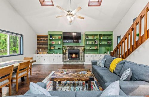 Albrightsville Casa | The Tranquil Trails by AvantStay Lake Access Deck Fireplace