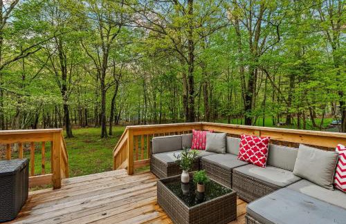 Albrightsville Casa | The Tranquil Trails by AvantStay Lake Access Deck Fireplace