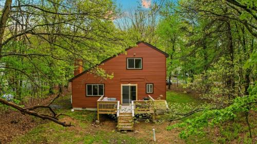 Albrightsville Casa | The Tranquil Trails by AvantStay Lake Access Deck Fireplace