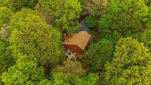 Albrightsville Casa | The Tranquil Trails by AvantStay Lake Access Deck Fireplace