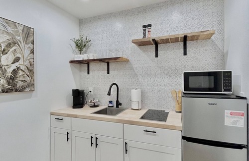 Pinellas Park Casa | The Traveler” PRV Room in Central Area