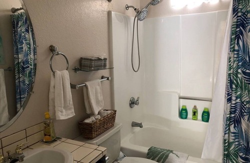 Bluff Heights Casa | “The Tree House” near beach, 2King beds, free parking