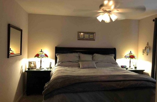 Bluff Heights Casa | “The Tree House” near beach, 2King beds, free parking