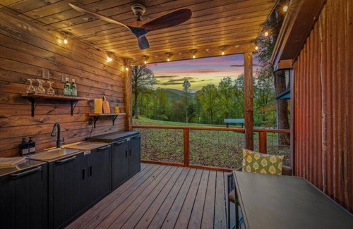 Hayesville Cabina | The Tree Spa, Tiny Cabin w/ Hot Tub in the trees