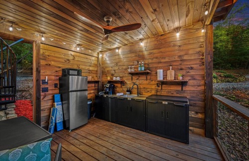 Hayesville Cabina | The Tree Spa, Tiny Cabin w/ Hot Tub in the trees