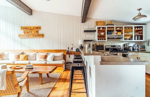Waitsfield Casa | The Treehaus midcentury retreat + Mad River access