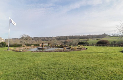 Ebford Cabaña | THE TREETOP NOOK AT HARCOMBE HOUSE, romantic, with pool in Chudleigh